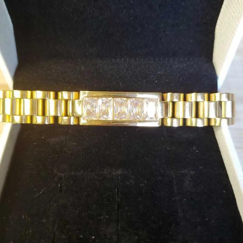 Luxury Bracelet in Gold finish on stones