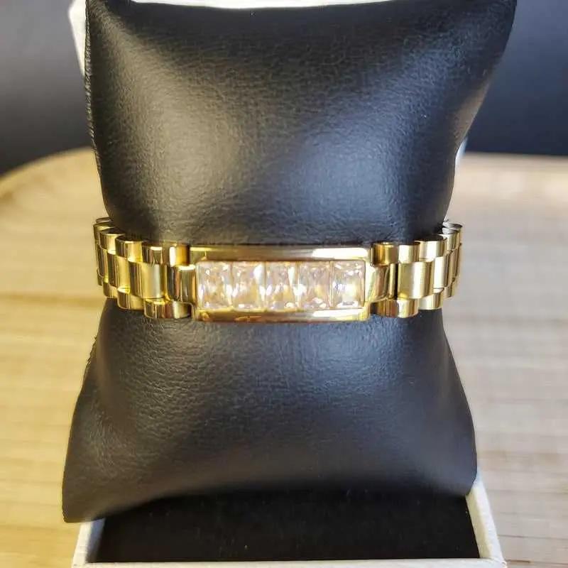 Luxury Bracelet in Gold finish on stones